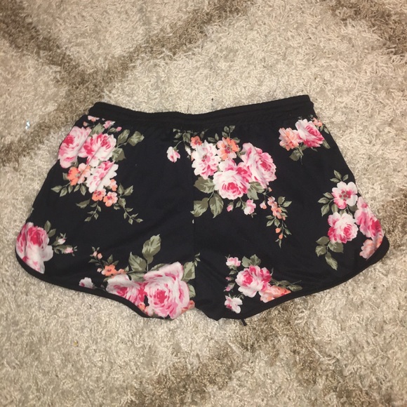 Woman shorts - Picture 2 of 3